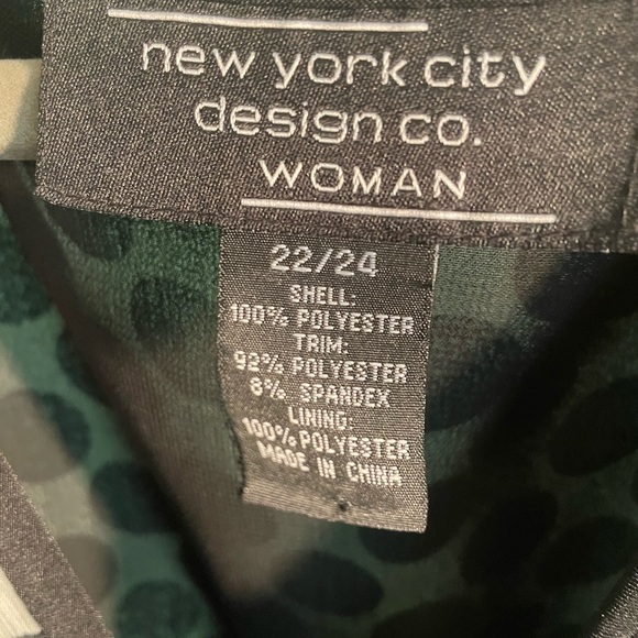 New York City Design Co. EUC size 22/24W white with black dots. V-neck & has tie - Picture 9 of 11